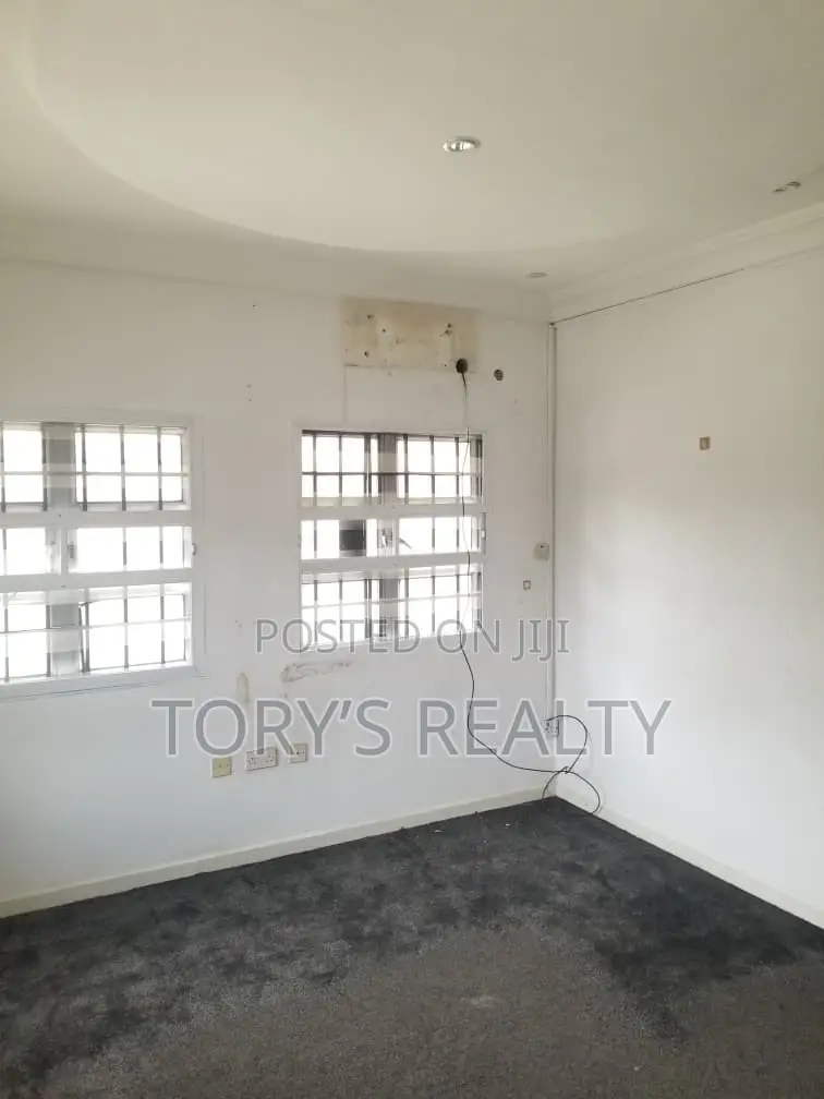 2bdrm Apartment in Lekki Phase 1 for rent