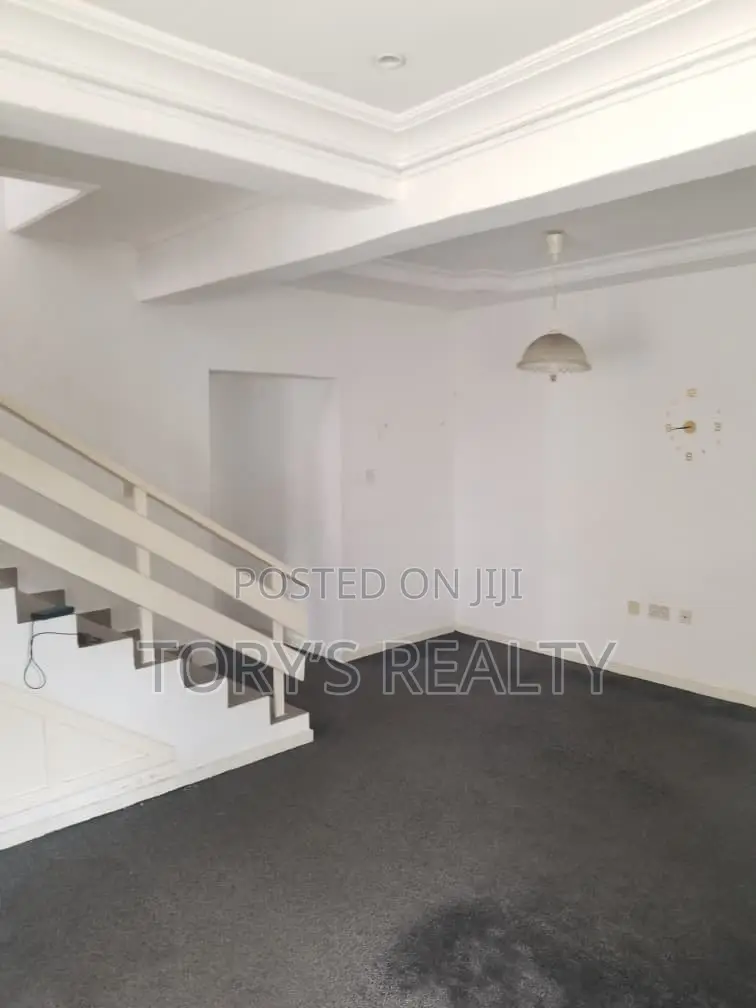 2bdrm Apartment in Lekki Phase 1 for rent