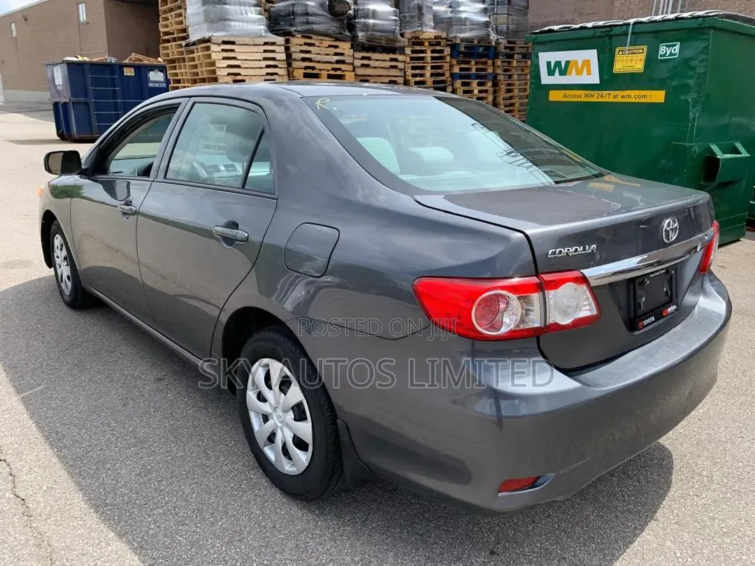 Toyota Corolla LE 4dr Sedan (1.8L 4cyl 4A) 2011 Gray