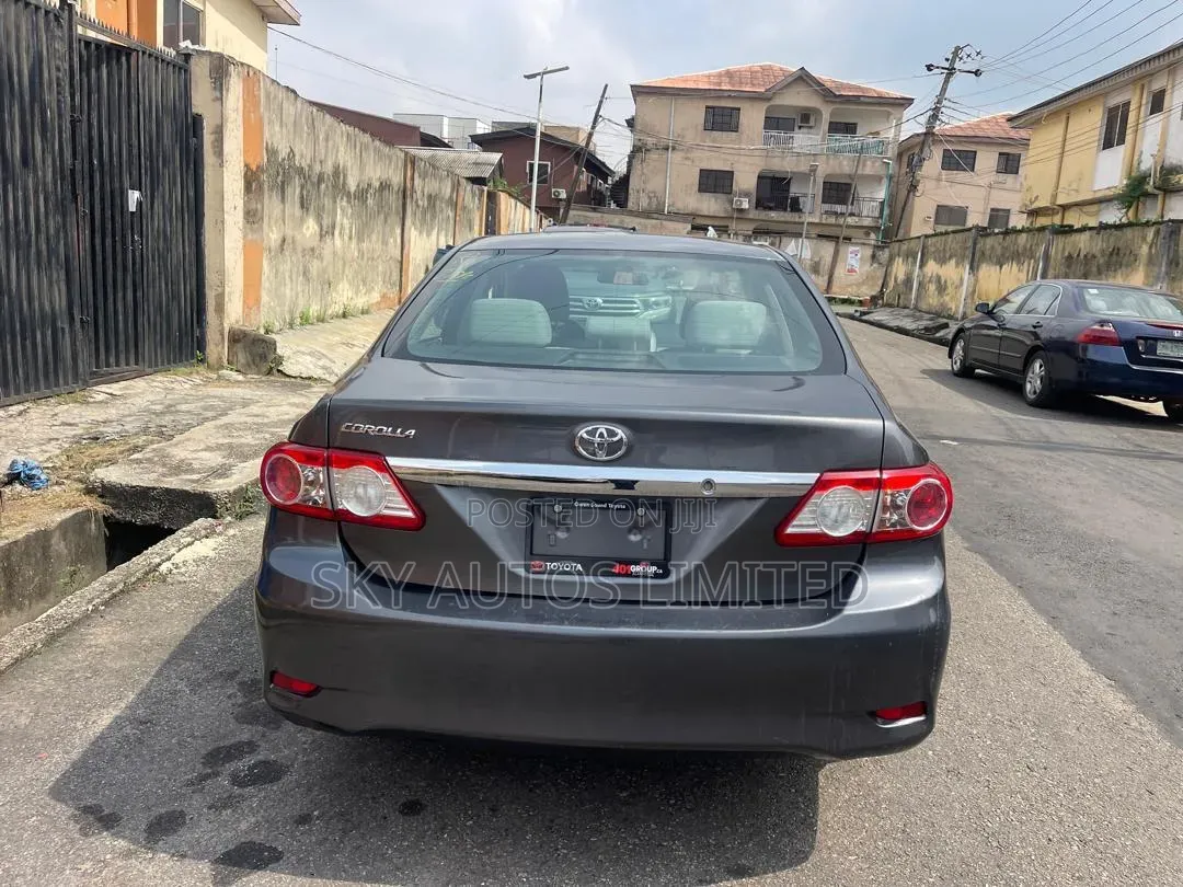 Toyota Corolla LE 4dr Sedan (1.8L 4cyl 4A) 2011 Gray
