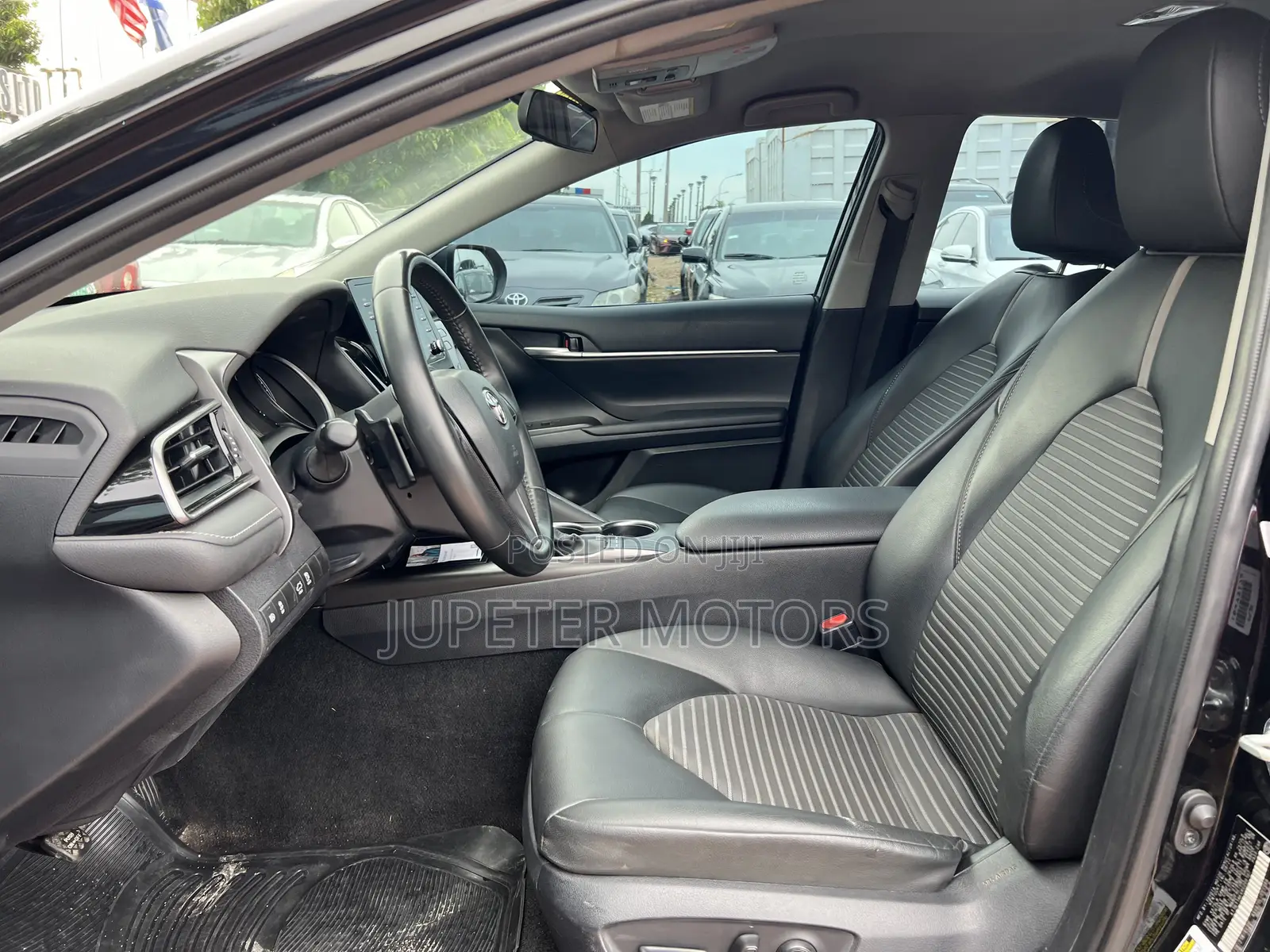Toyota Camry SE 2024 Black