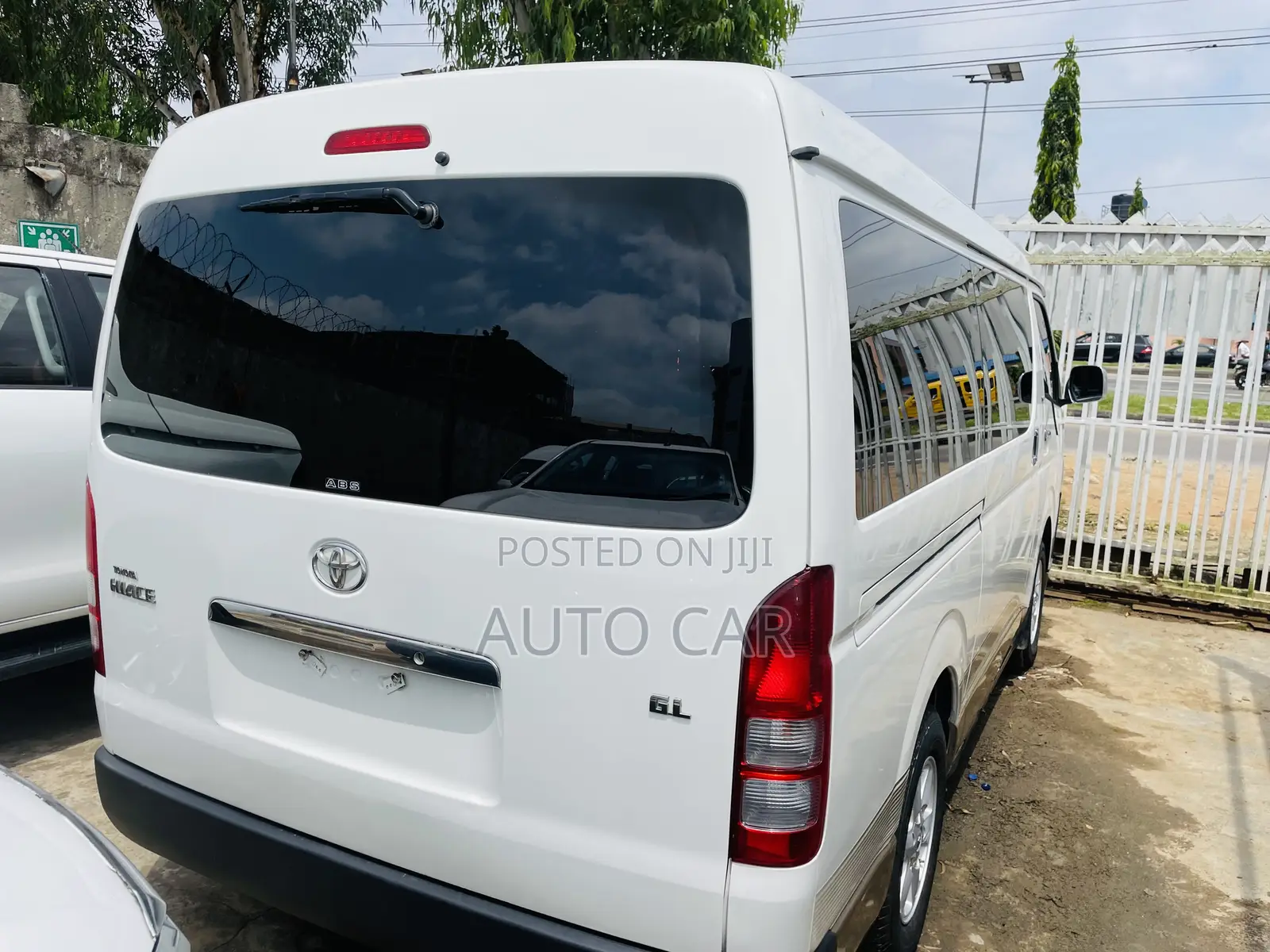 Toyota HiAce 2013 White