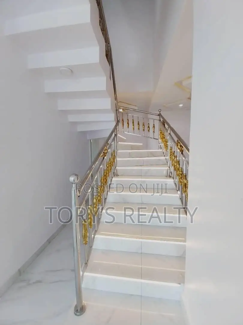 6bdrm Duplex in Chevron for rent