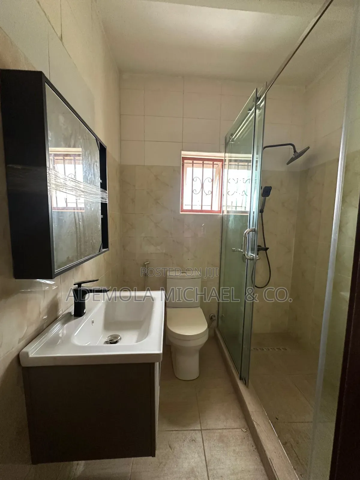 3bdrm Block of Flats in Admiralty Estate for rent