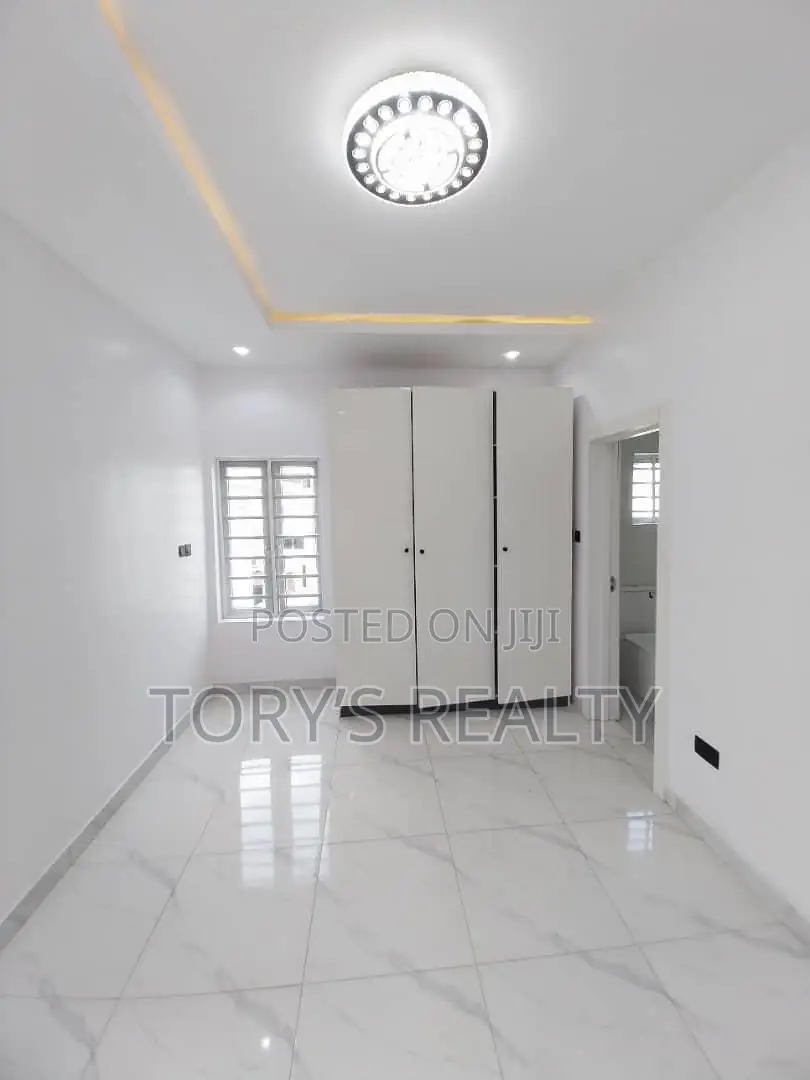 6bdrm Duplex in Chevron for sale