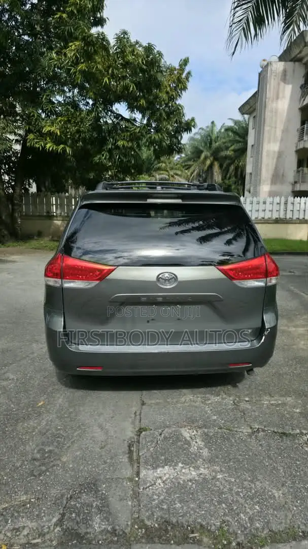 Toyota Sienna 2011 Gray