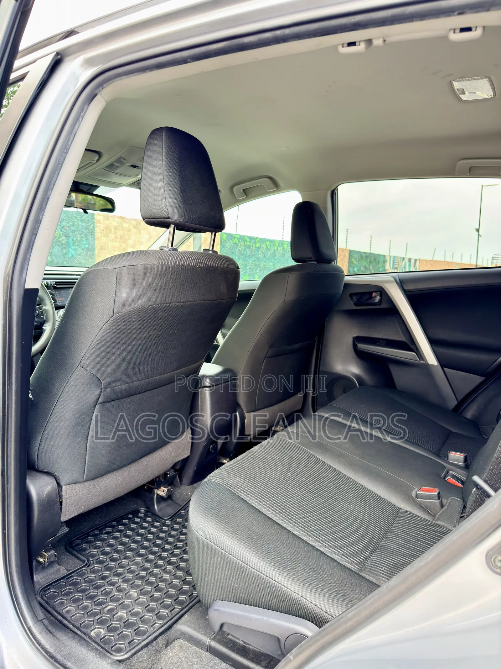 Toyota RAV4 LE 4dr SUV AWD (2.5L 4cyl 6A) 2018 Silver