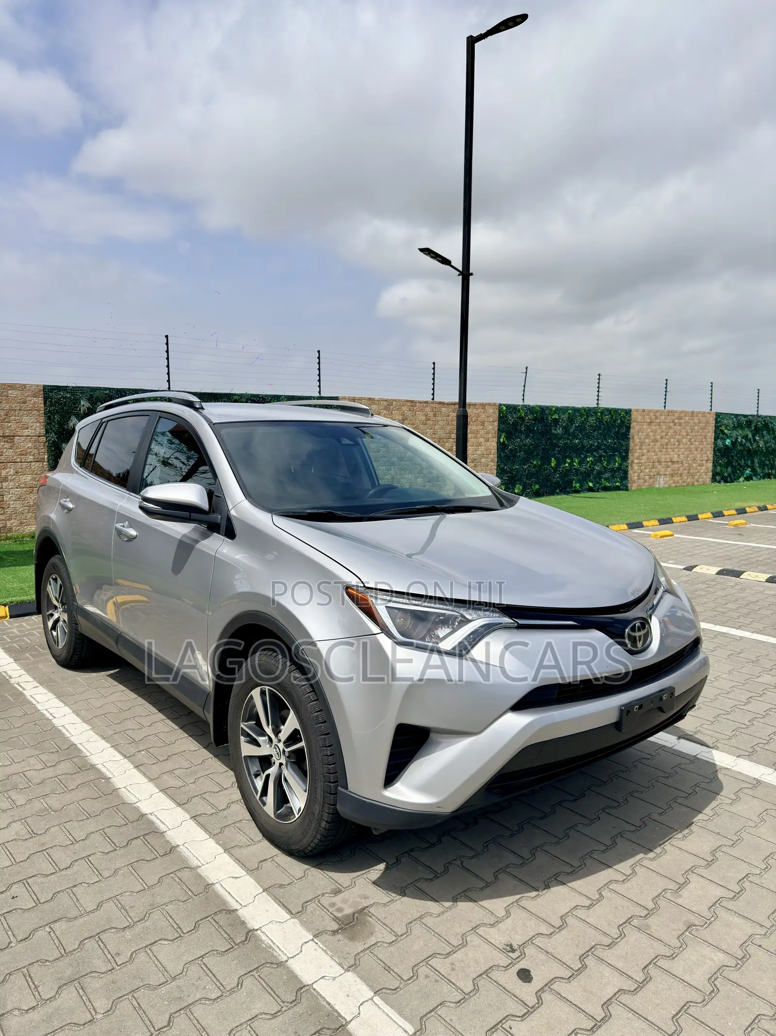 Toyota RAV4 LE 4dr SUV AWD (2.5L 4cyl 6A) 2018 Silver
