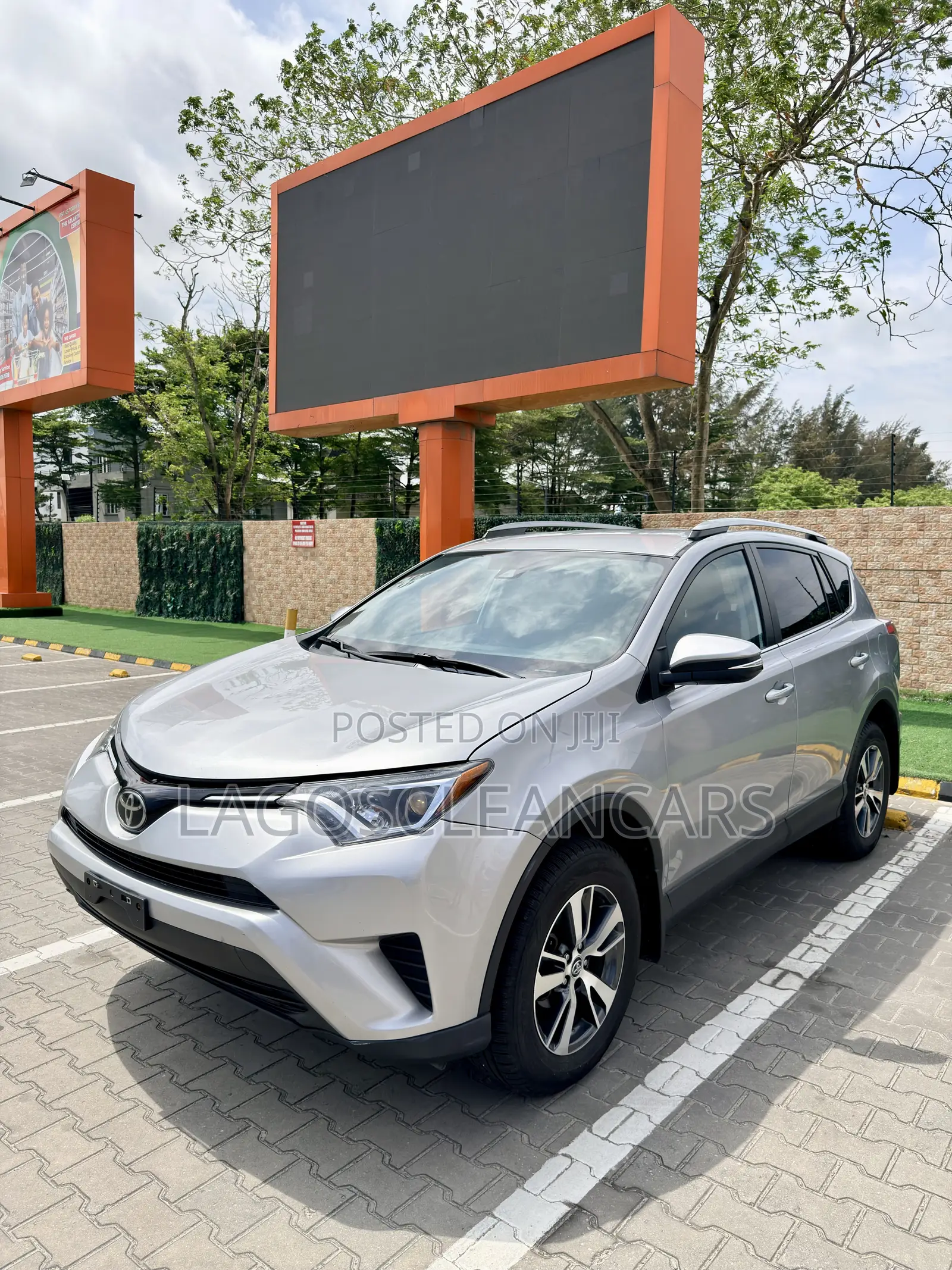 Toyota RAV4 LE 4dr SUV AWD (2.5L 4cyl 6A) 2018 Silver