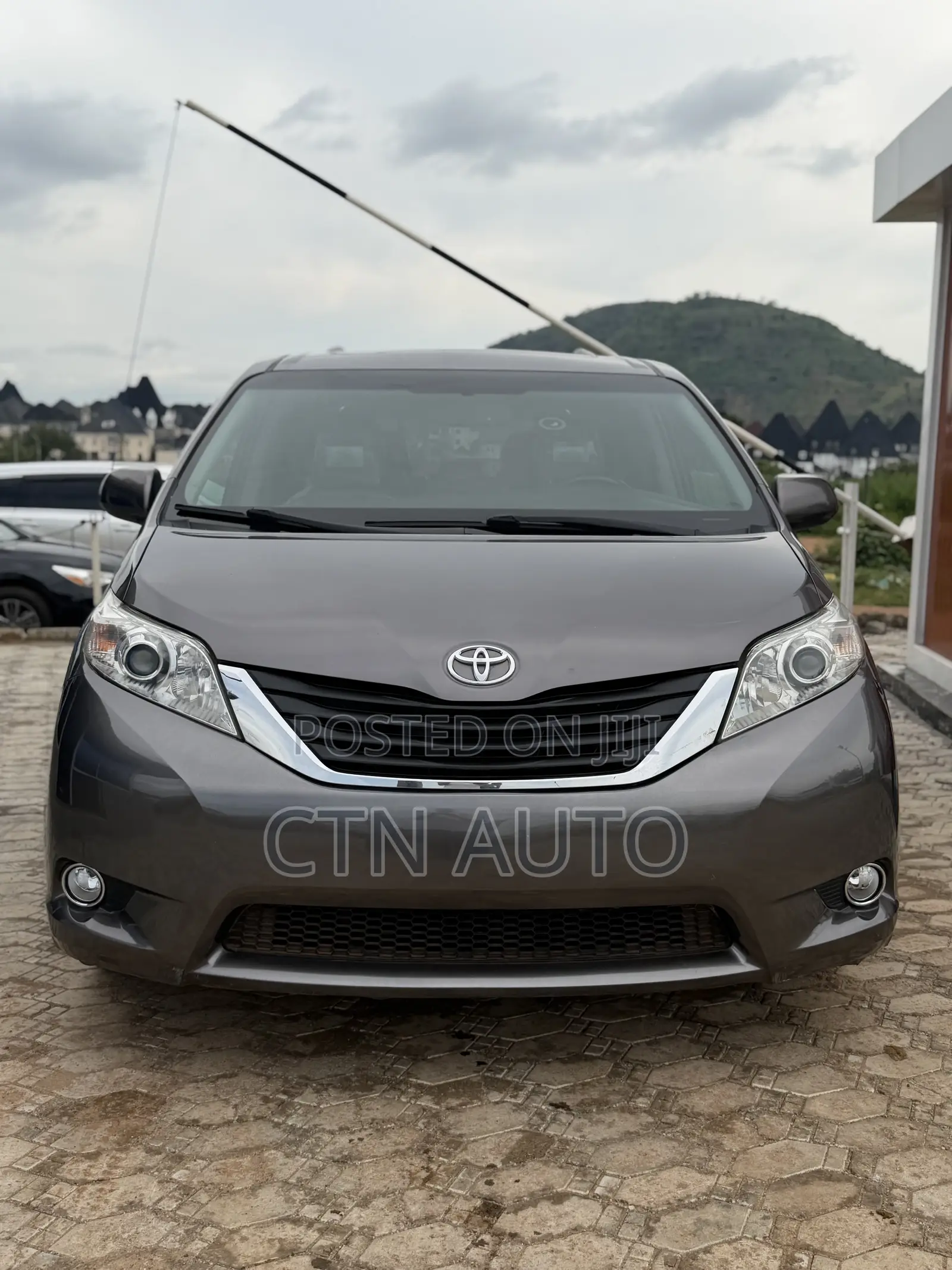 Toyota Sienna XLE Premium 7 Passenger (3.5L 6cyl 6A) 2016 Gray