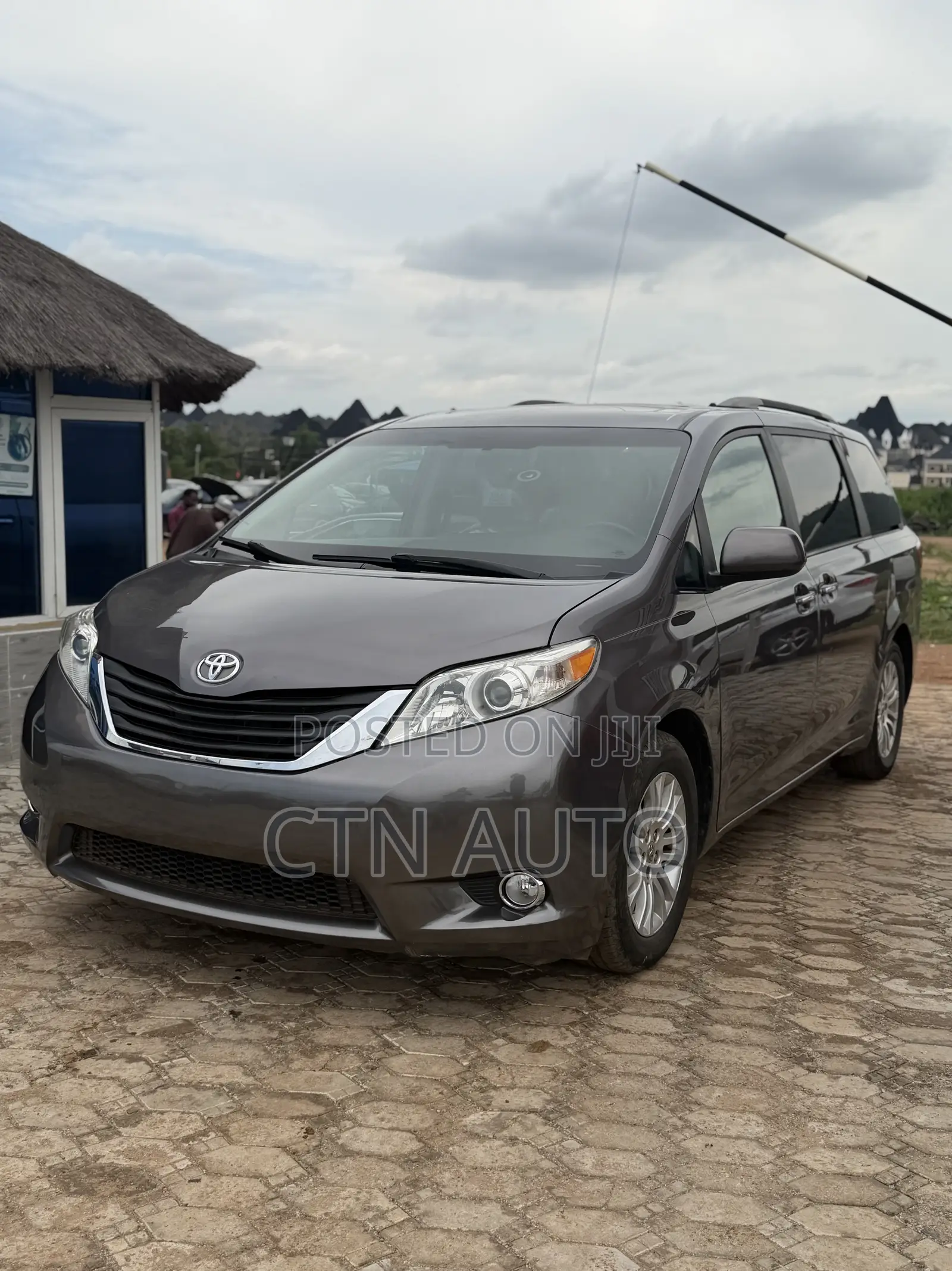 Toyota Sienna XLE Premium 7 Passenger (3.5L 6cyl 6A) 2016 Gray