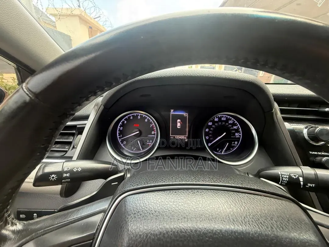Toyota Camry SE FWD (2.5L 4cyl 8AM) 2018 Black