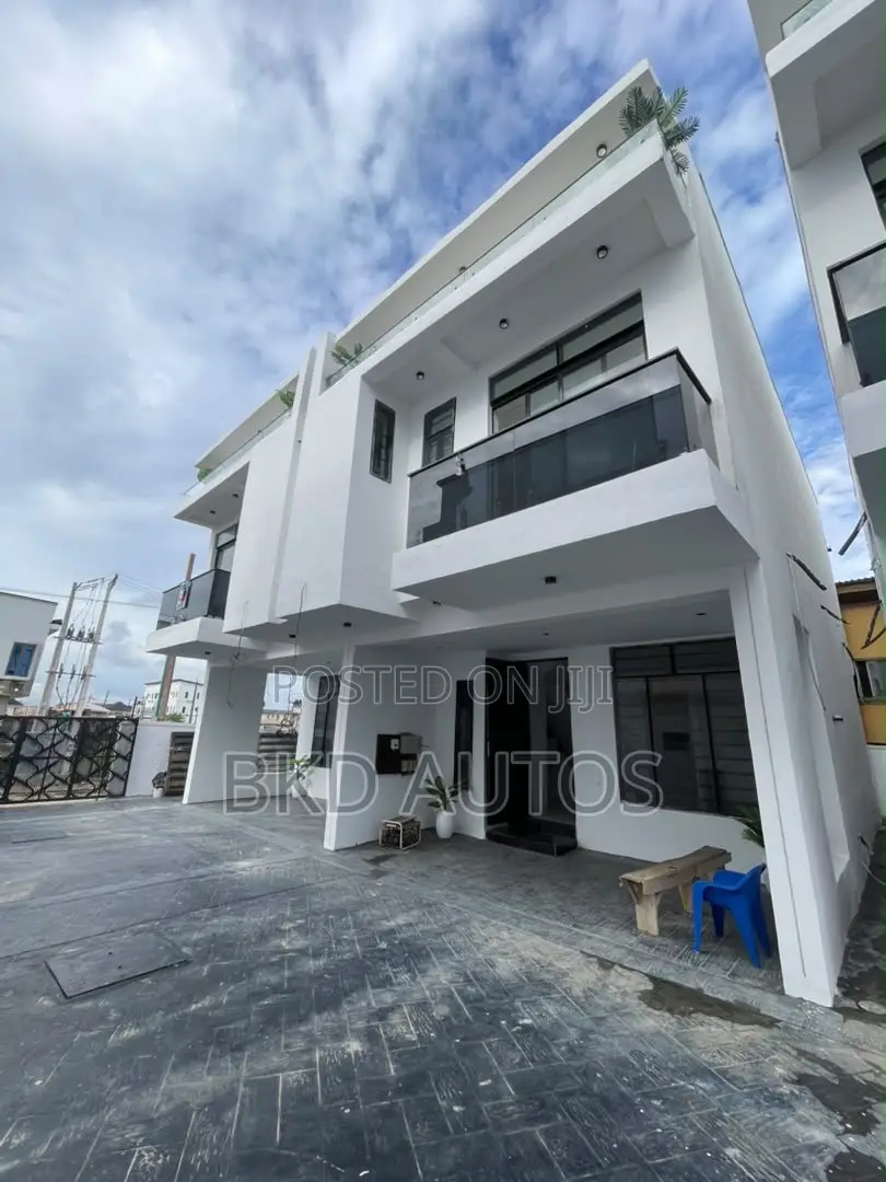 3bdrm Duplex in Ikota for sale