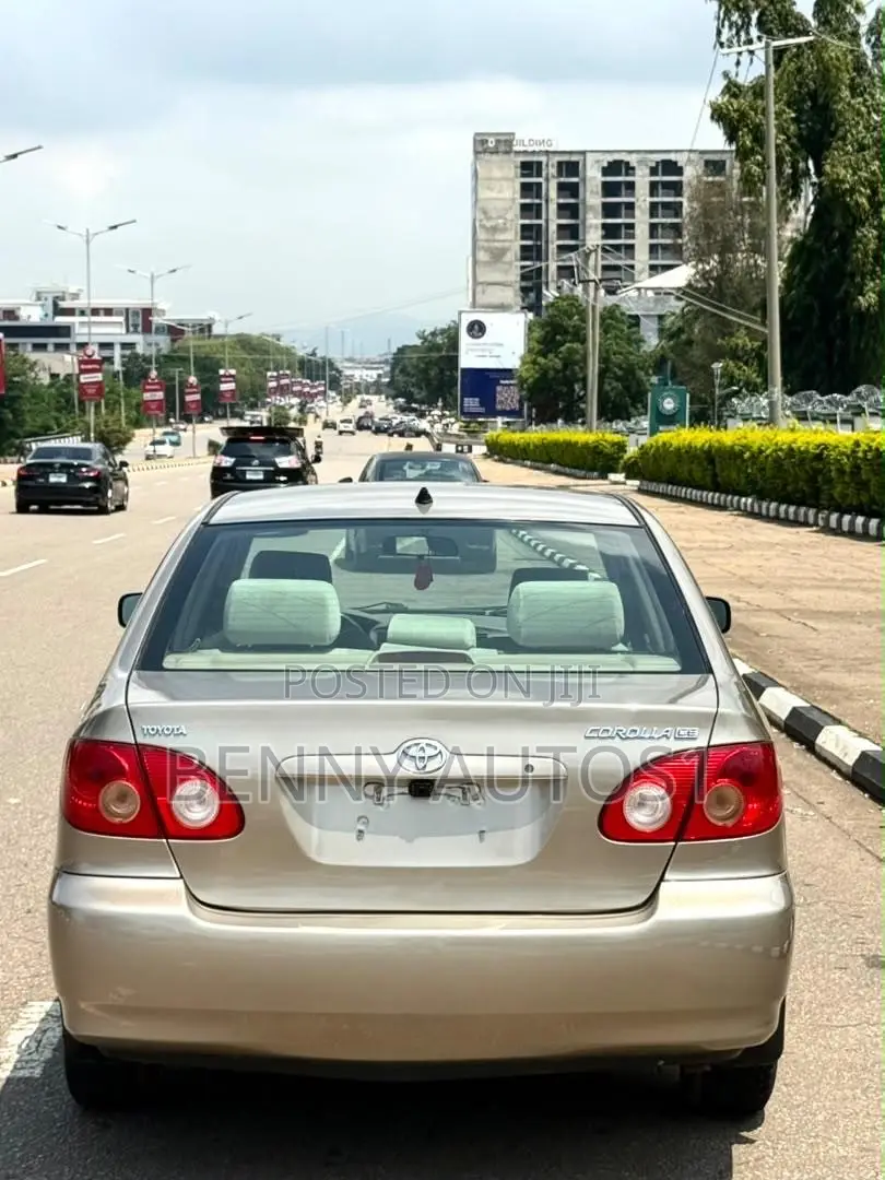 Toyota Corolla LE 2005 Gold