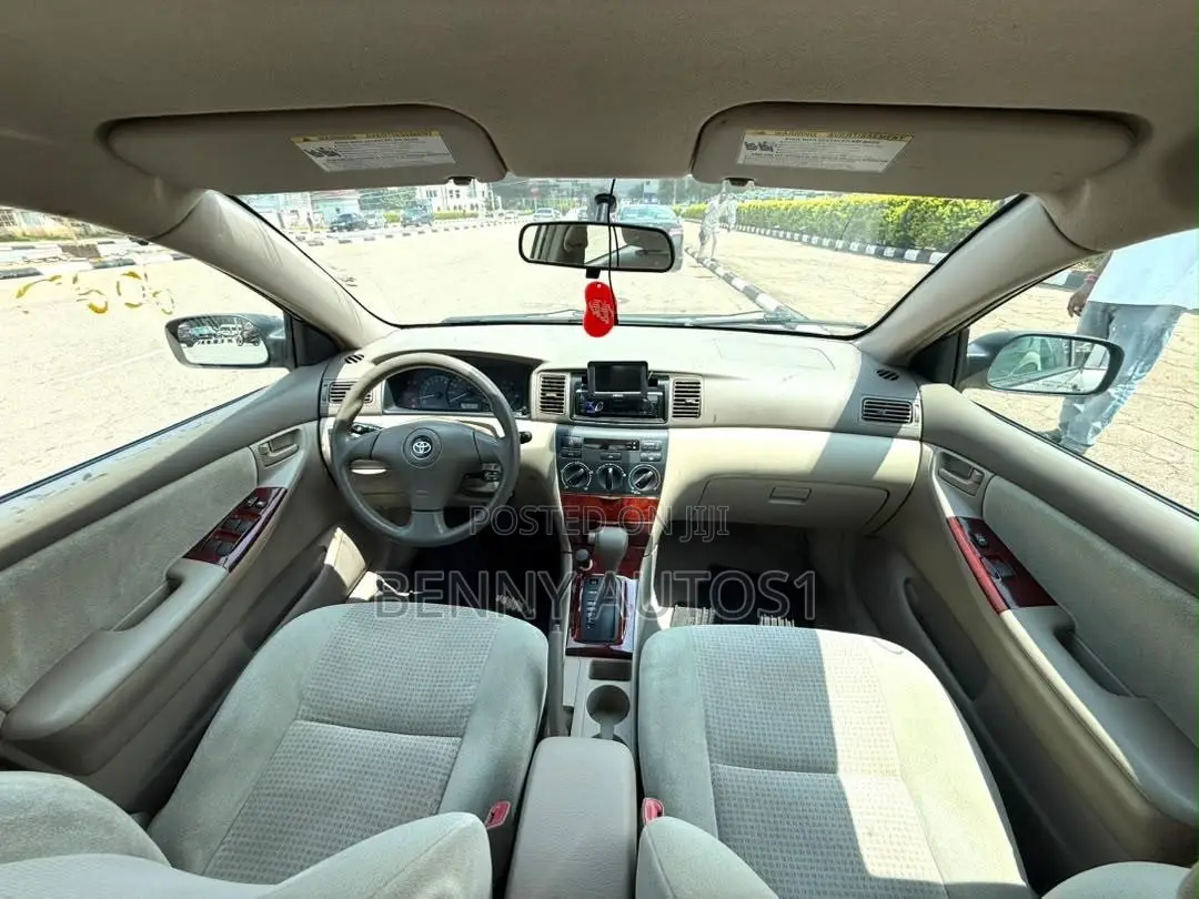 Toyota Corolla LE 2005 Gold