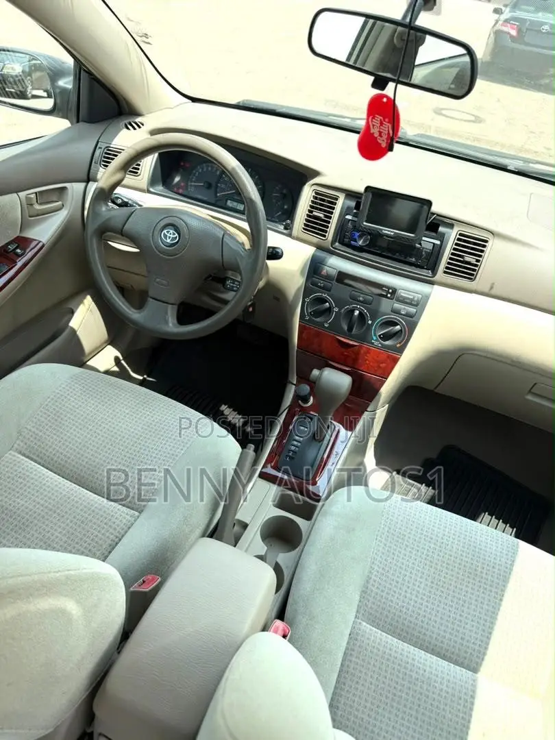 Toyota Corolla LE 2005 Gold
