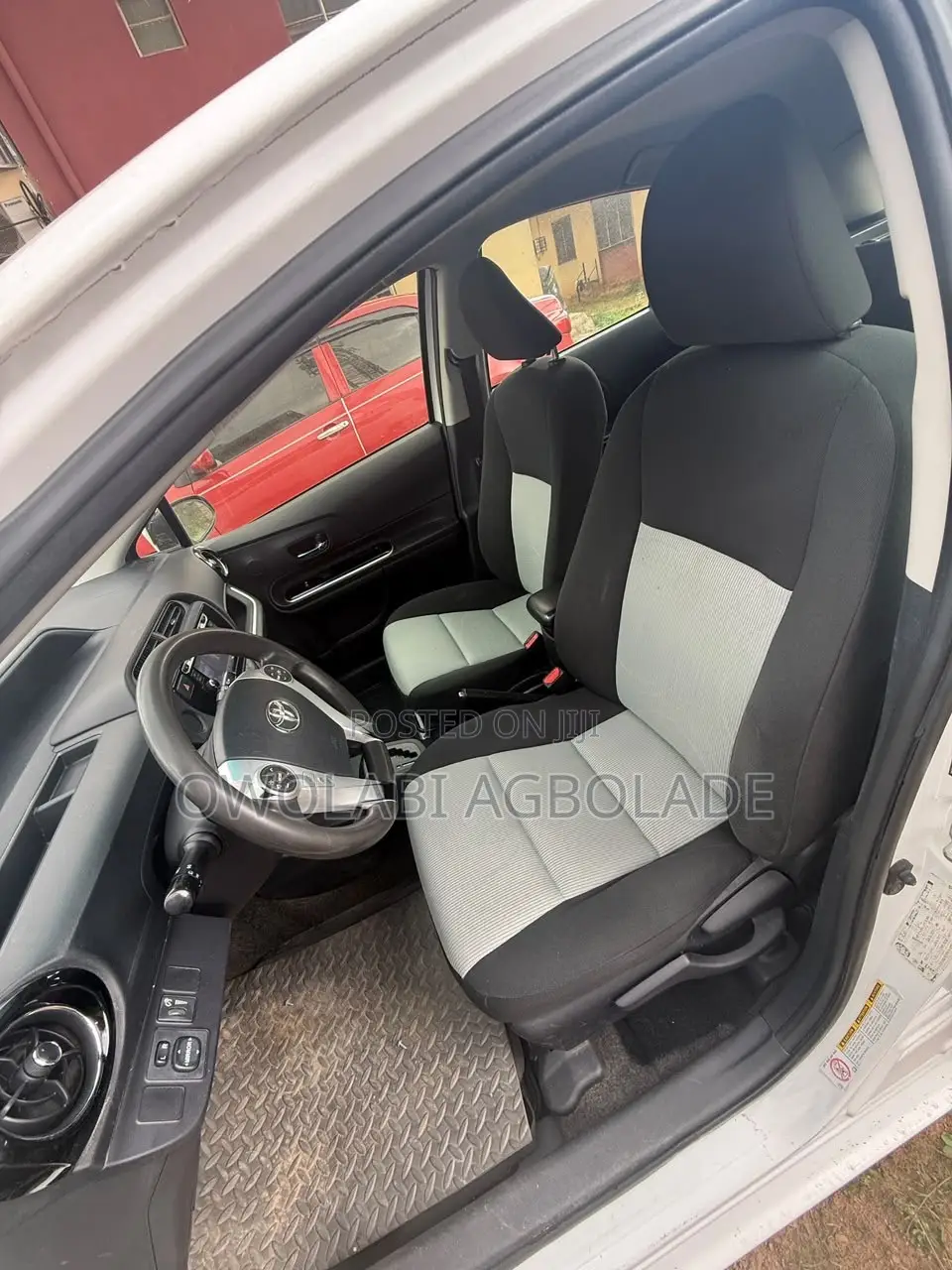 Toyota Prius 4dr Hatchback (1.8L 4cyl gas/electric hybrid CVT) 2016