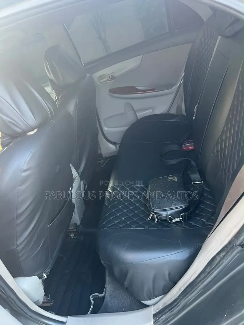 Toyota Corolla LE 4dr Sedan (1.8L 4cyl 4A) 2010 Gray