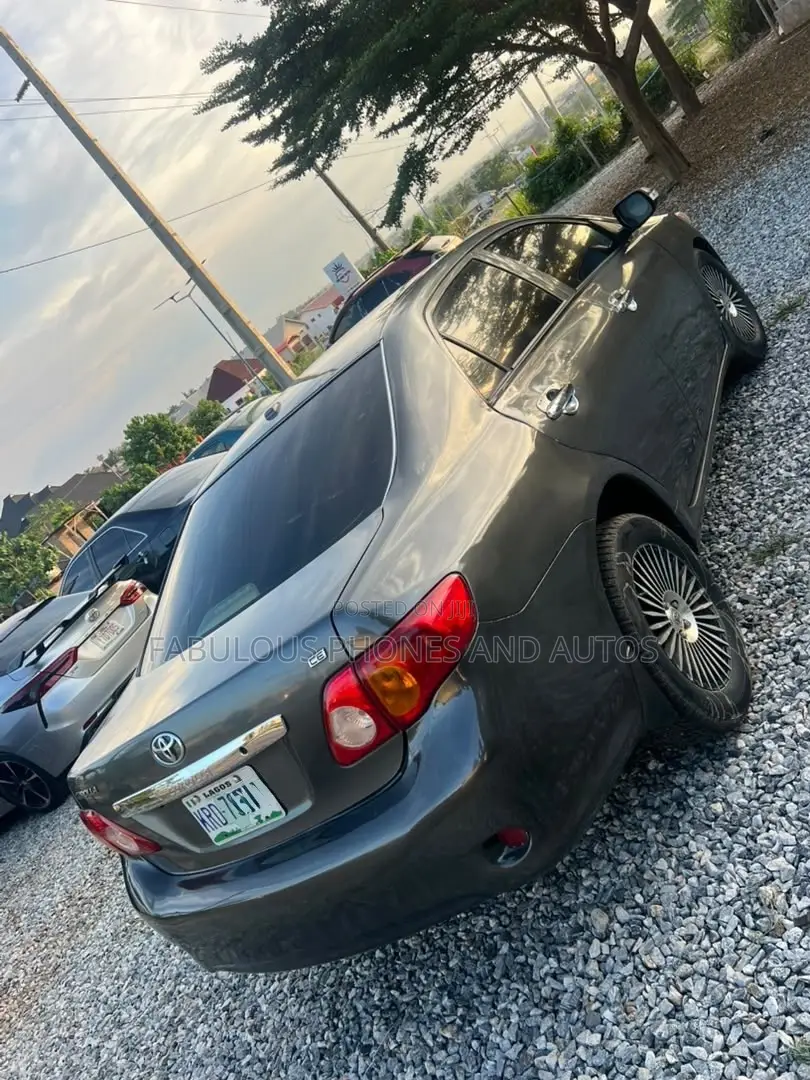 Toyota Corolla LE 4dr Sedan (1.8L 4cyl 4A) 2010 Gray