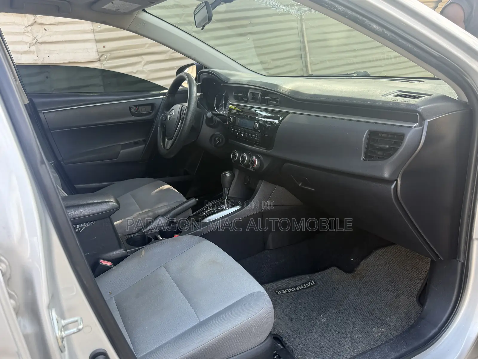 Toyota Corolla LE 4dr Sedan (1.8L 4cyl CVT) 2015 Silver