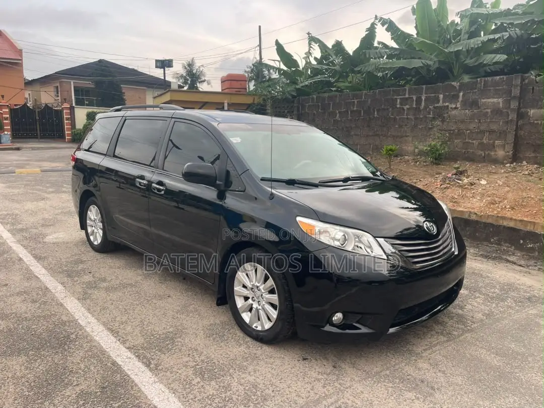 Toyota Sienna XLE 7-Passenger 4dr Minivan AWD (3.5L 6cyl 6A) 2014 Black