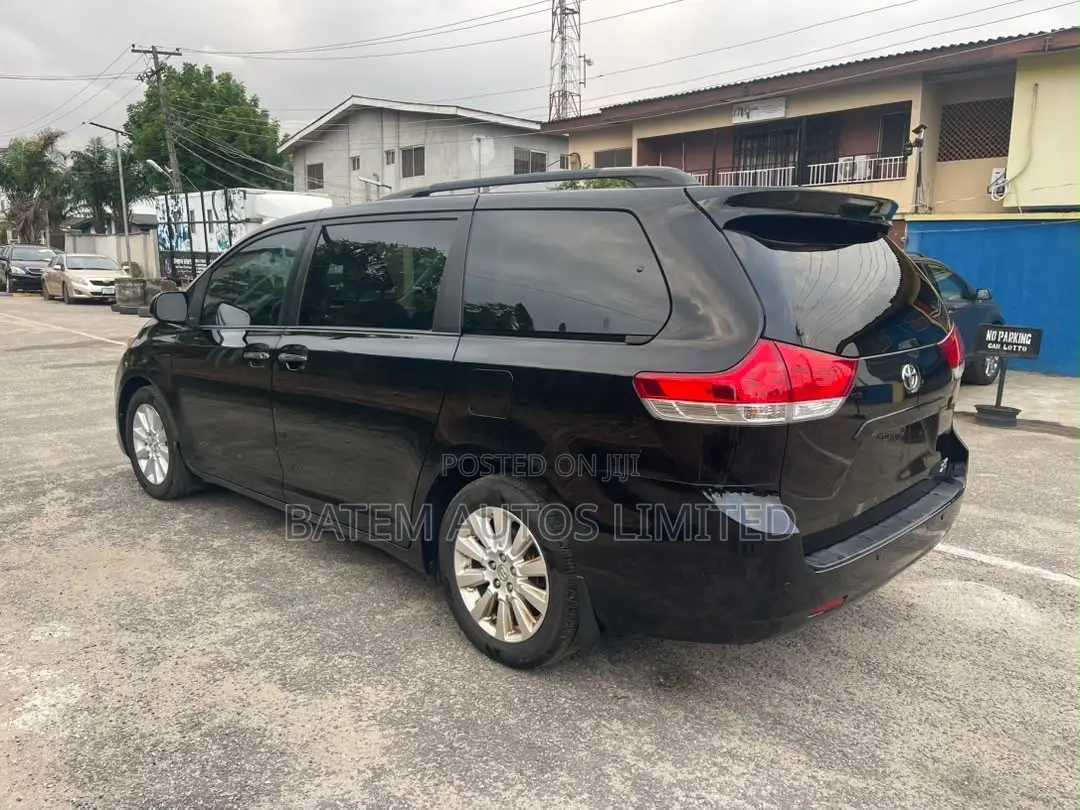Toyota Sienna XLE 7-Passenger 4dr Minivan AWD (3.5L 6cyl 6A) 2014 Black