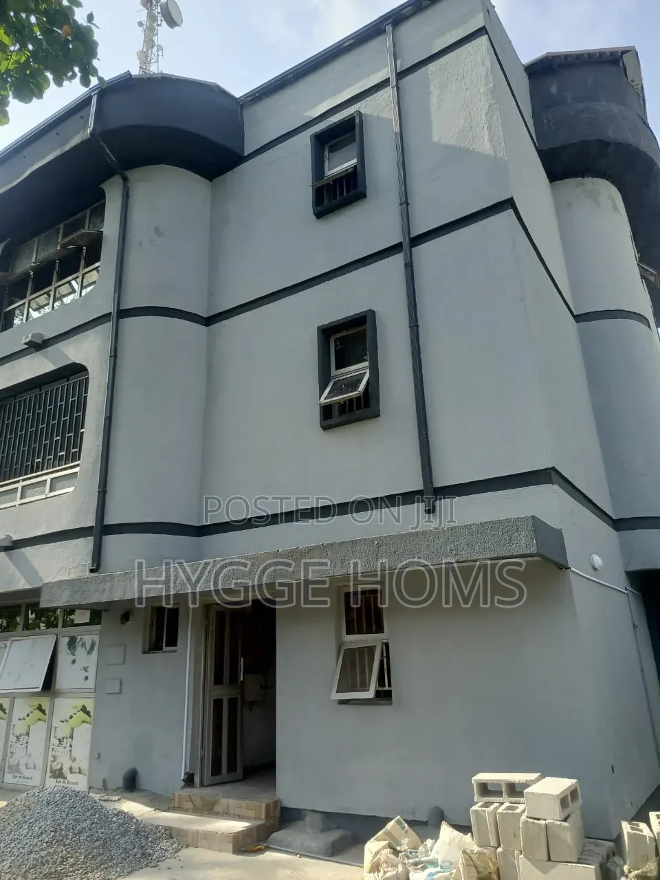 12bdrm Block of Flats in Bishop Oluwole, Ahmadu Bello Way for rent