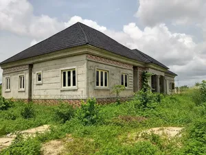 6bdrm Bungalow in Benin City for sale