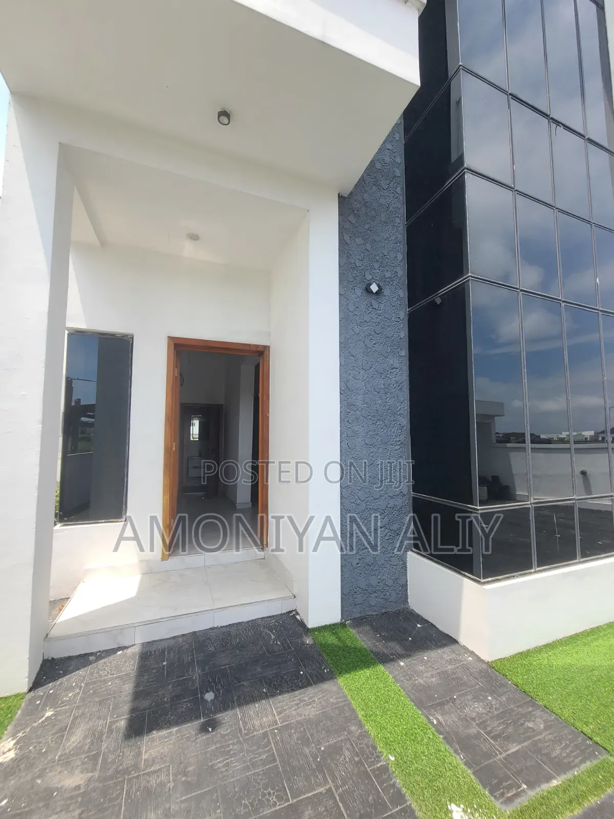 5bdrm Mansion in Royal Garden Estate, Off Lekki-Epe Expressway for sale