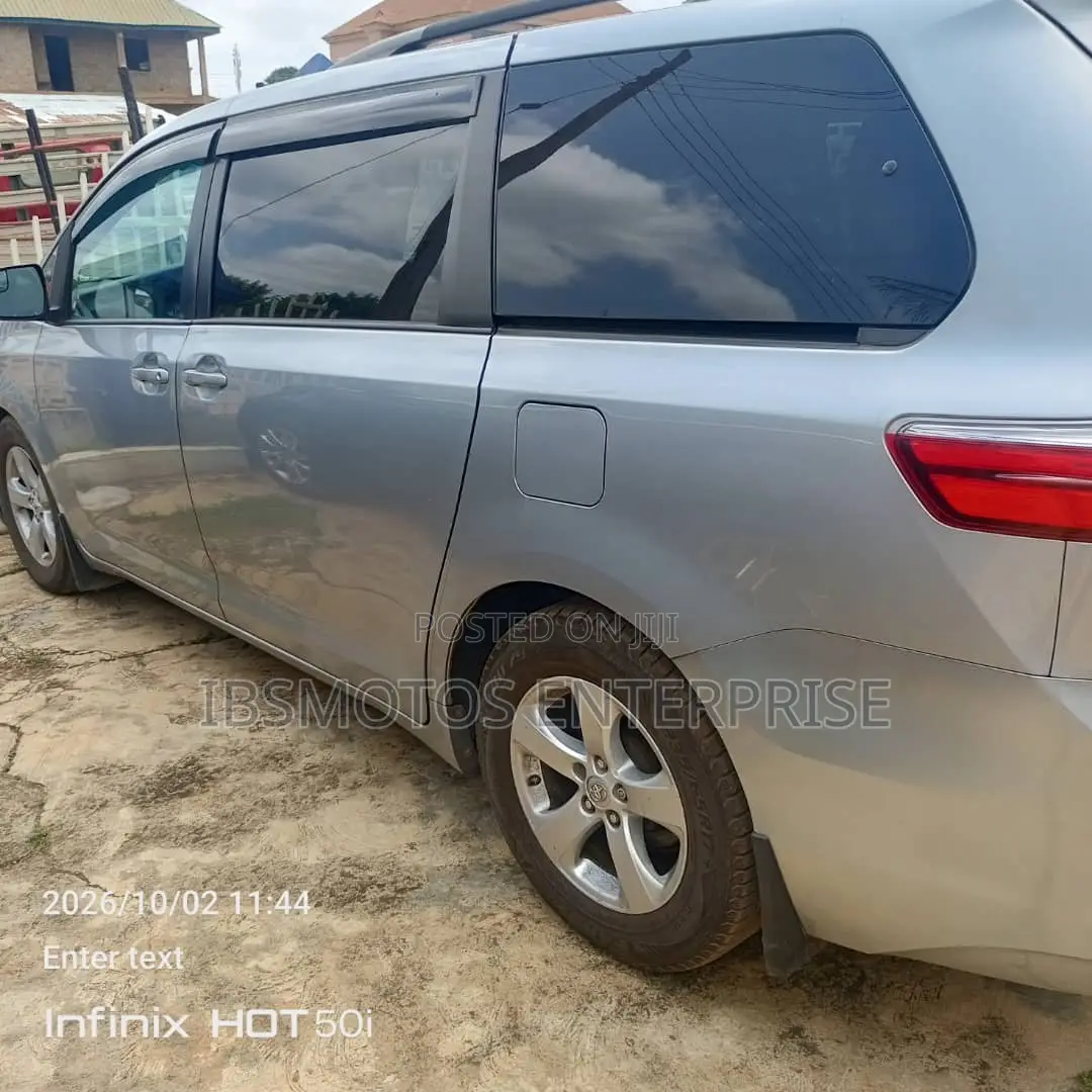 Toyota Sienna LE 7 Passenger Auto Access Seat (3.5L 6cyl 6A) 2016 Gray