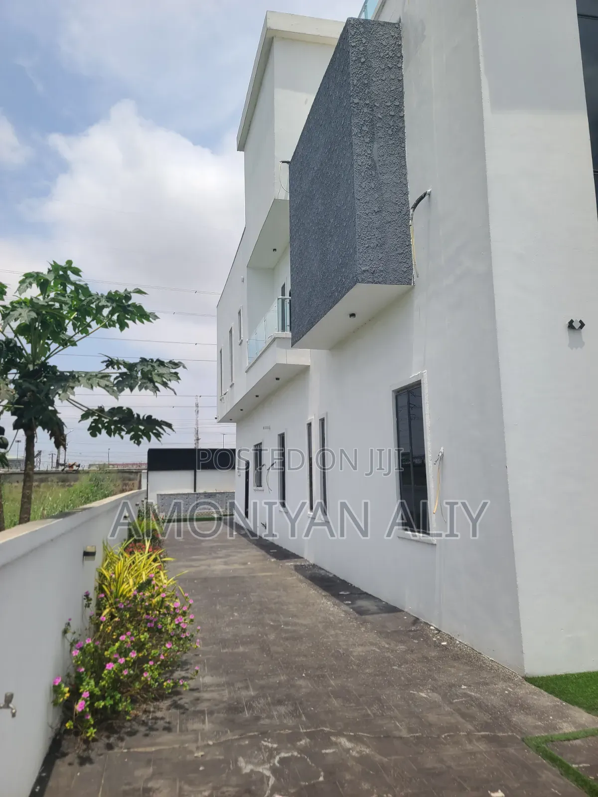 5bdrm House in Royal Garden Estate, Off Lekki-Epe Expressway for sale
