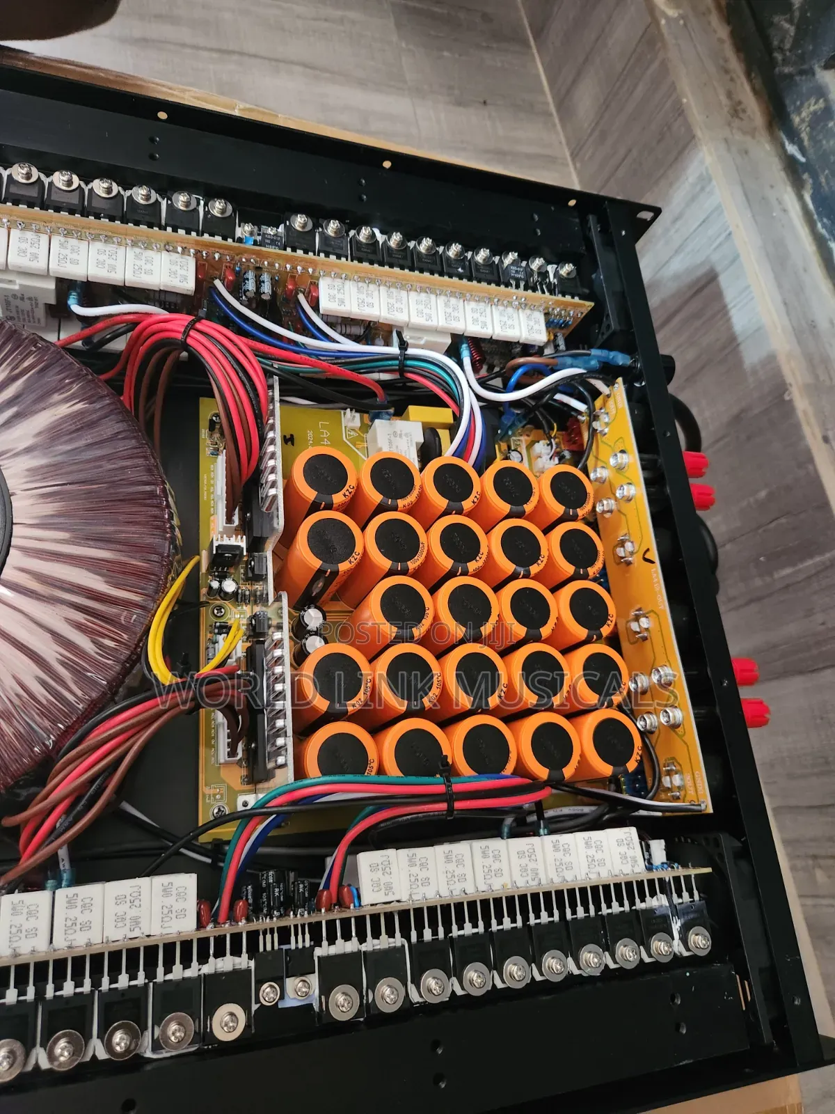 4 Channels Amplifier