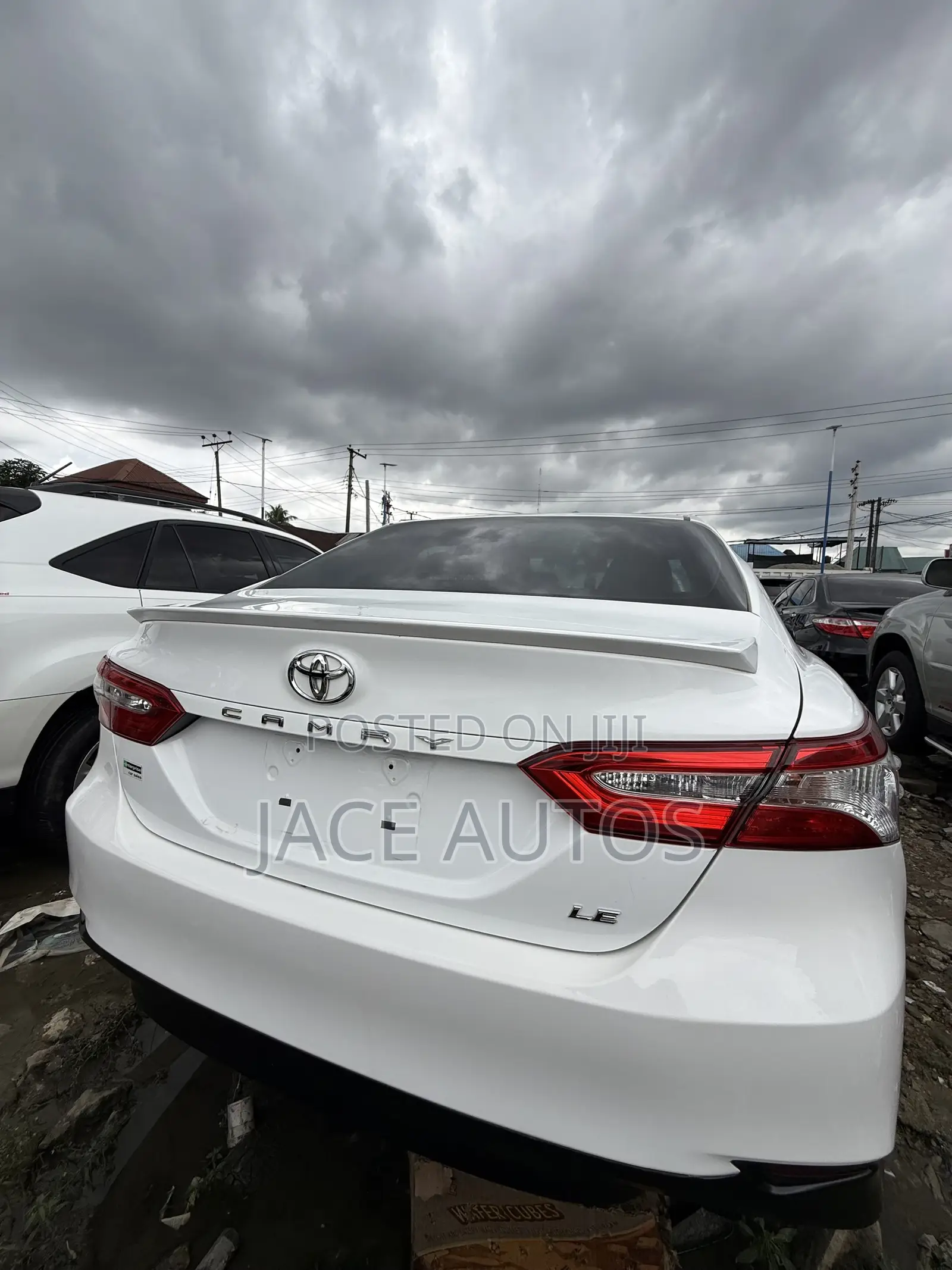 Toyota Camry LE FWD (2.5L 4cyl 8AM) 2018 White