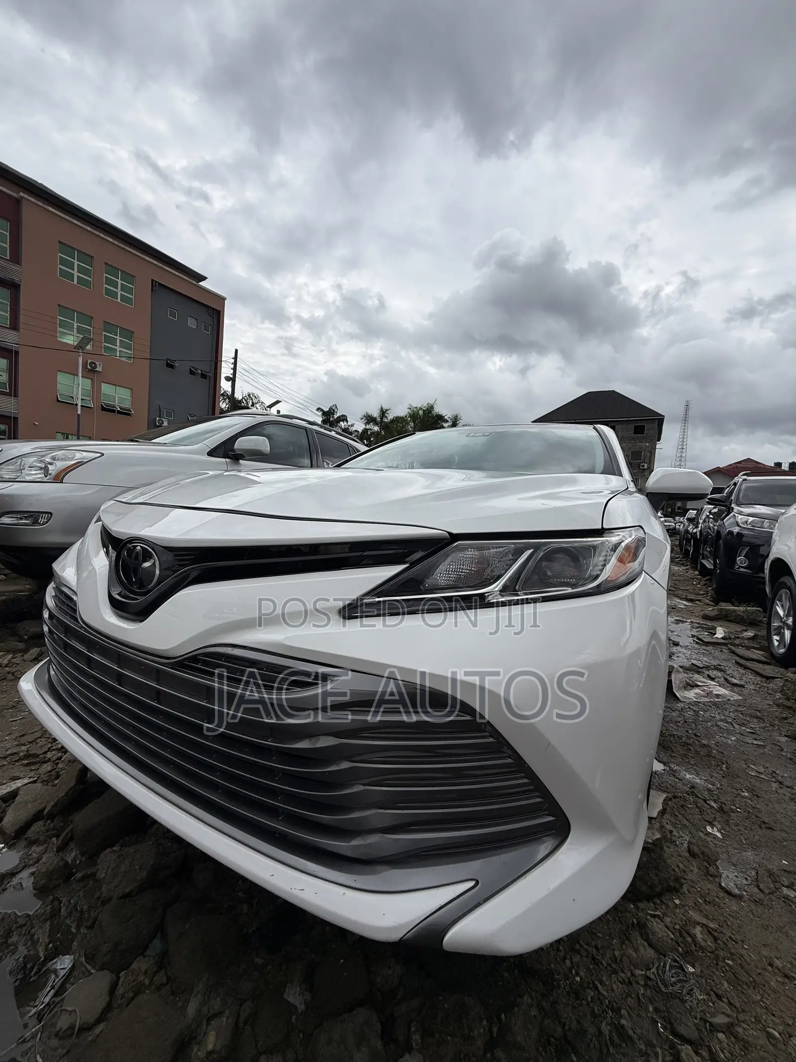 Toyota Camry LE FWD (2.5L 4cyl 8AM) 2018 White