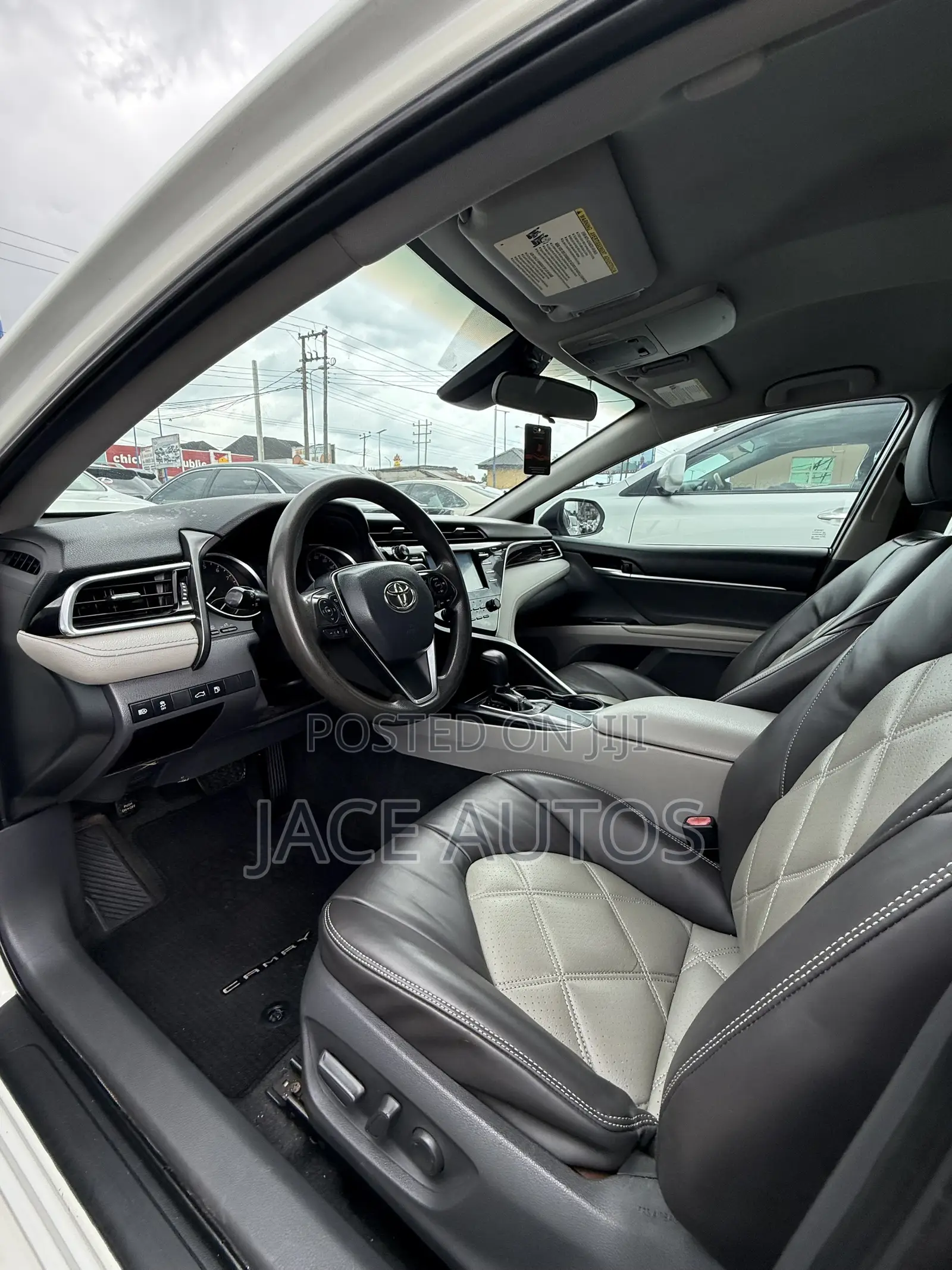 Toyota Camry LE FWD (2.5L 4cyl 8AM) 2018 White