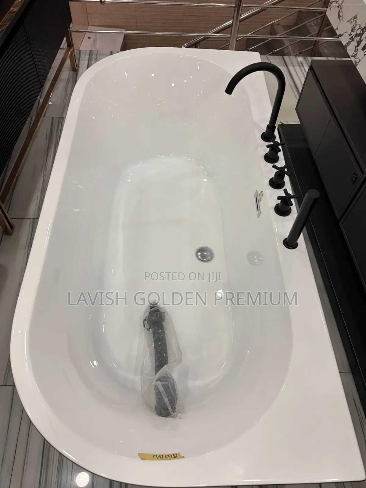 Modern Black-and-White Acrylic Freestanding Bathtub