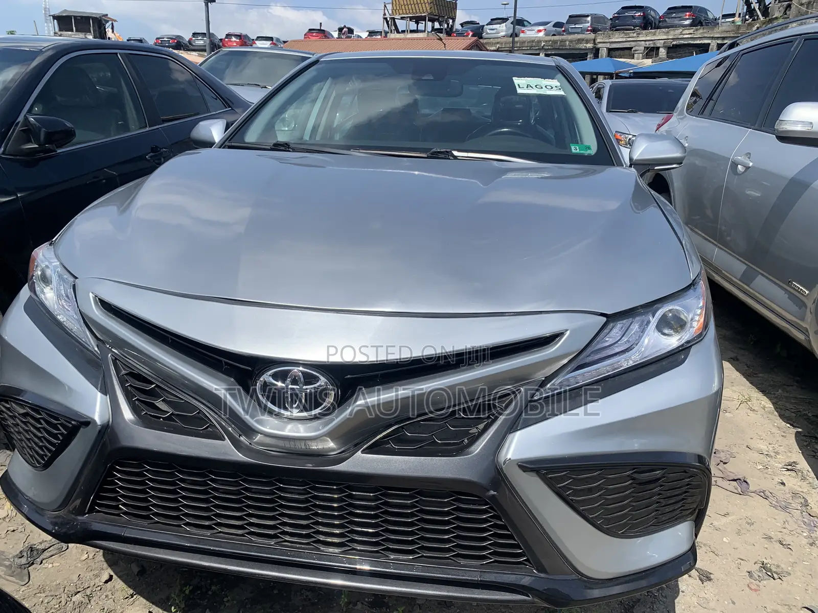 Toyota Camry XLE FWD 2020 Silver