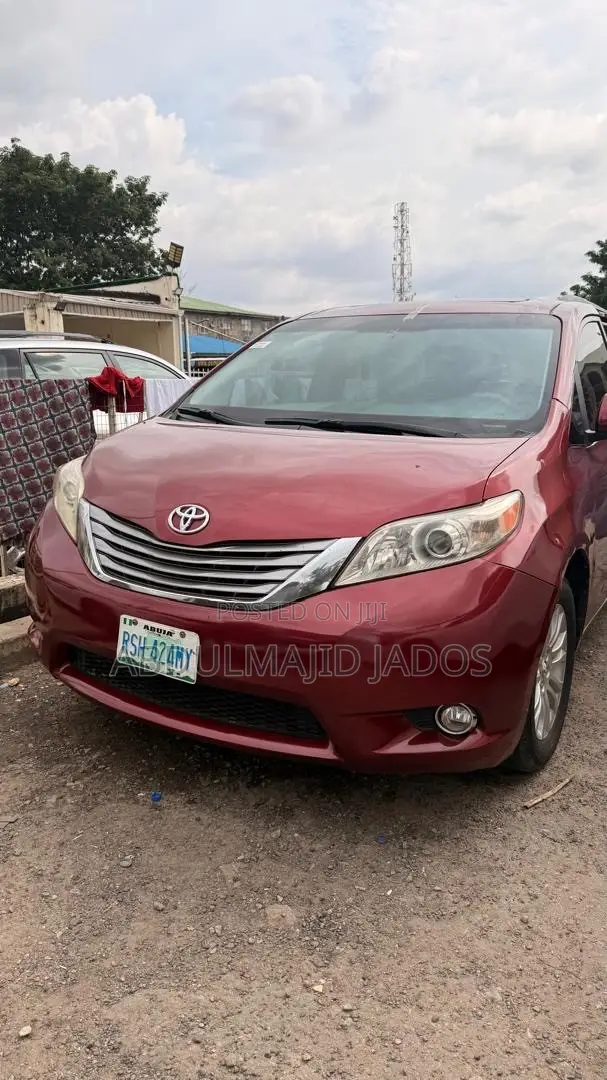Toyota Sienna 2010 Red