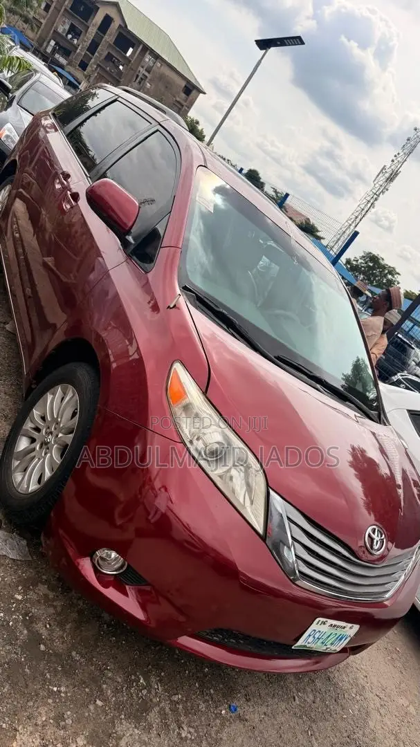Toyota Sienna 2010 Red