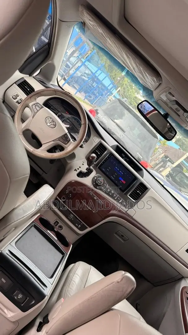 Toyota Sienna 2010 Red