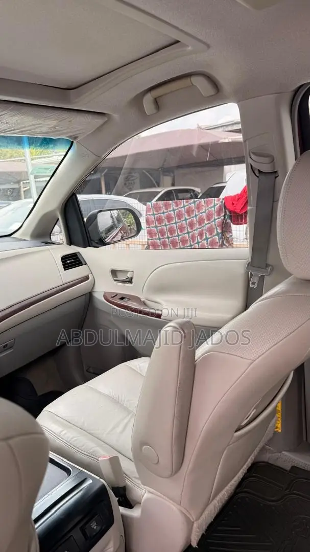 Toyota Sienna 2010 Red