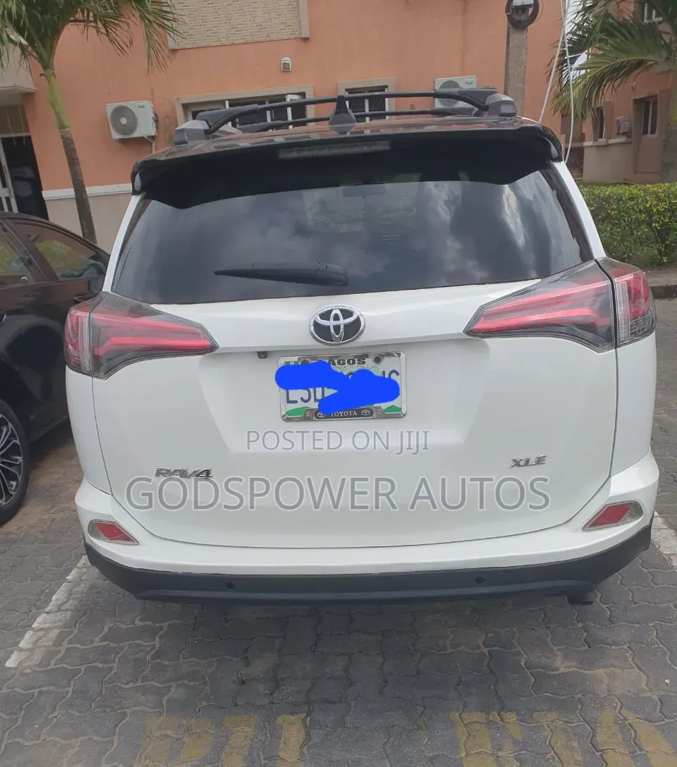 Toyota RAV4 XLE 4dr SUV (2.5L 4cyl 6A) 2014 White