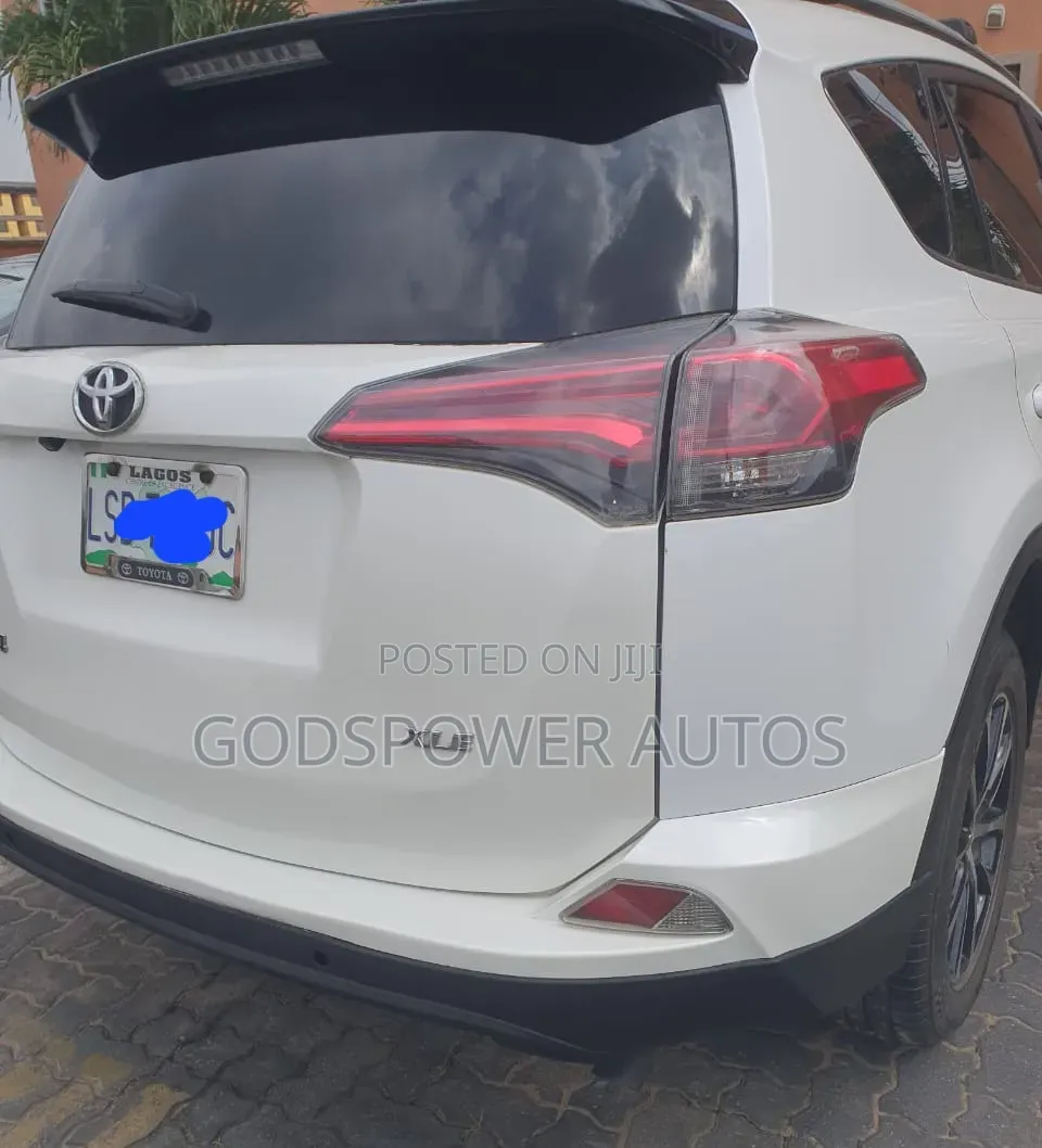 Toyota RAV4 XLE 4dr SUV (2.5L 4cyl 6A) 2014 White