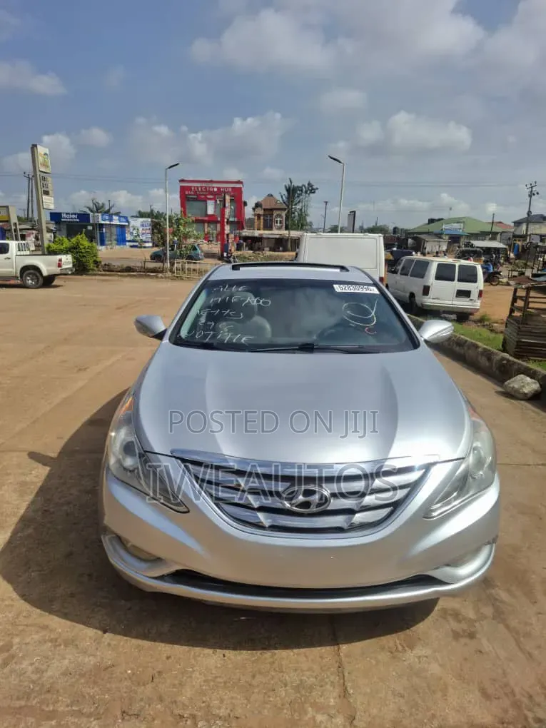 Hyundai Sonata Limited Sedan FWD (2.4L 4cyl 6A) 2011 Silver