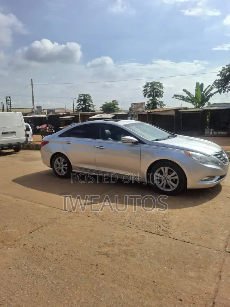 Hyundai Sonata Limited Sedan FWD (2.4L 4cyl 6A) 2011 Silver