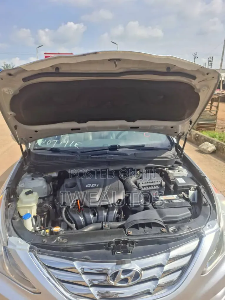 Hyundai Sonata Limited Sedan FWD (2.4L 4cyl 6A) 2011 Silver