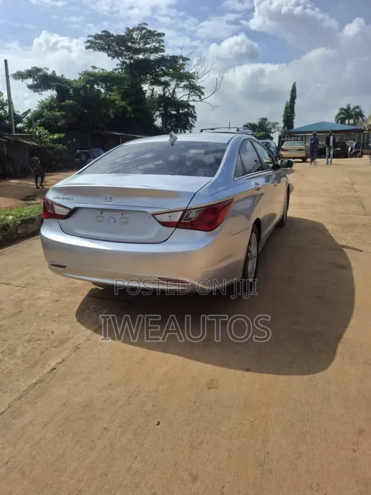 Hyundai Sonata Limited Sedan FWD (2.4L 4cyl 6A) 2011 Silver