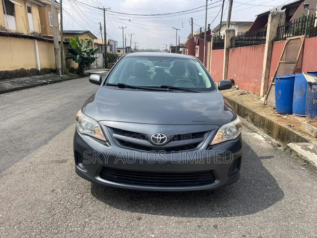 Toyota Corolla LE 4dr Sedan (1.8L 4cyl 4A) 2011 Gray