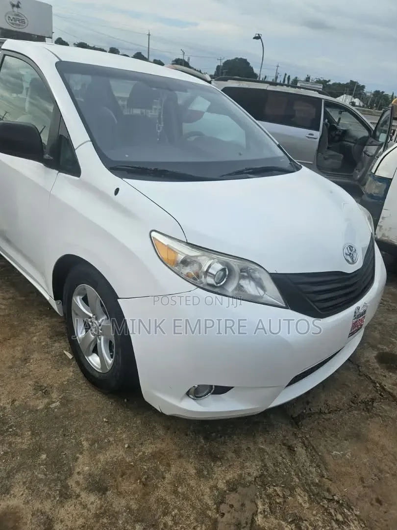 Toyota Sienna 2011 White