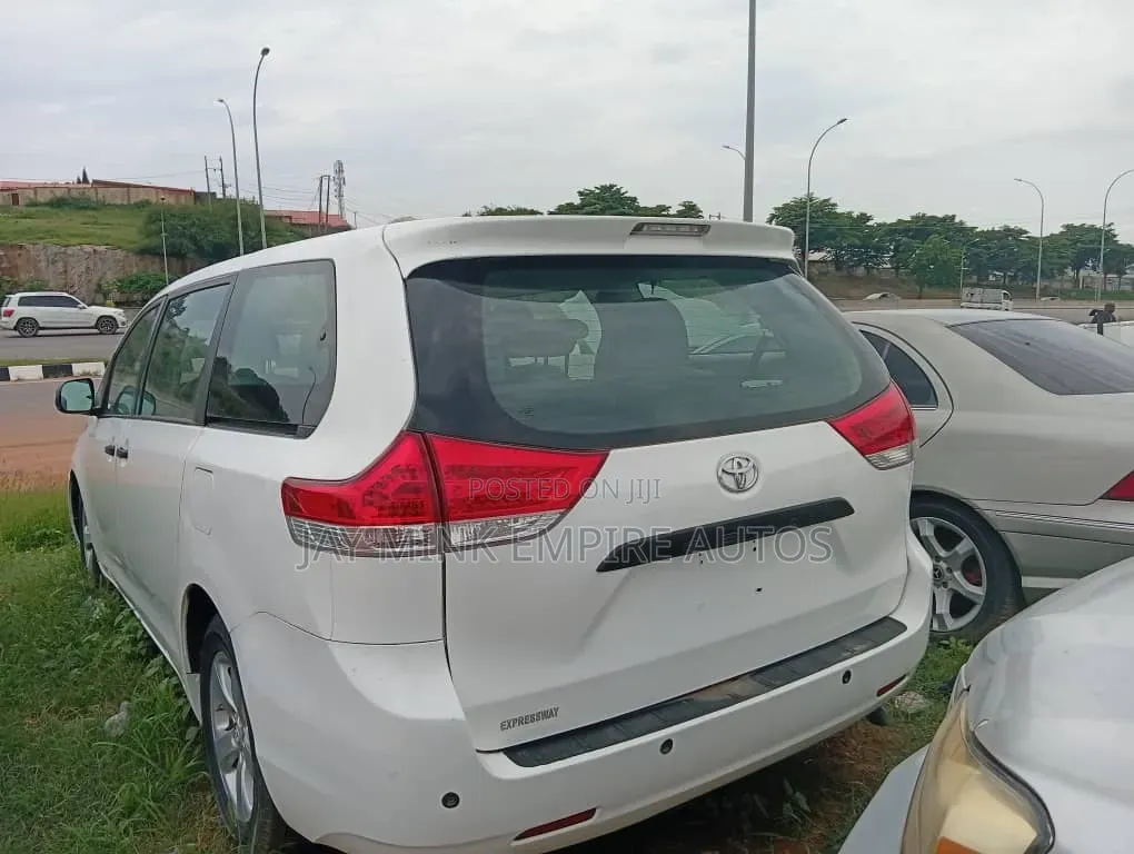 Toyota Sienna 2011 White